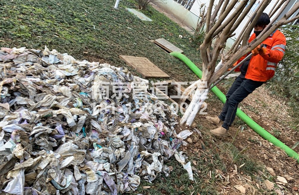 315新街口化粪池垃圾清理